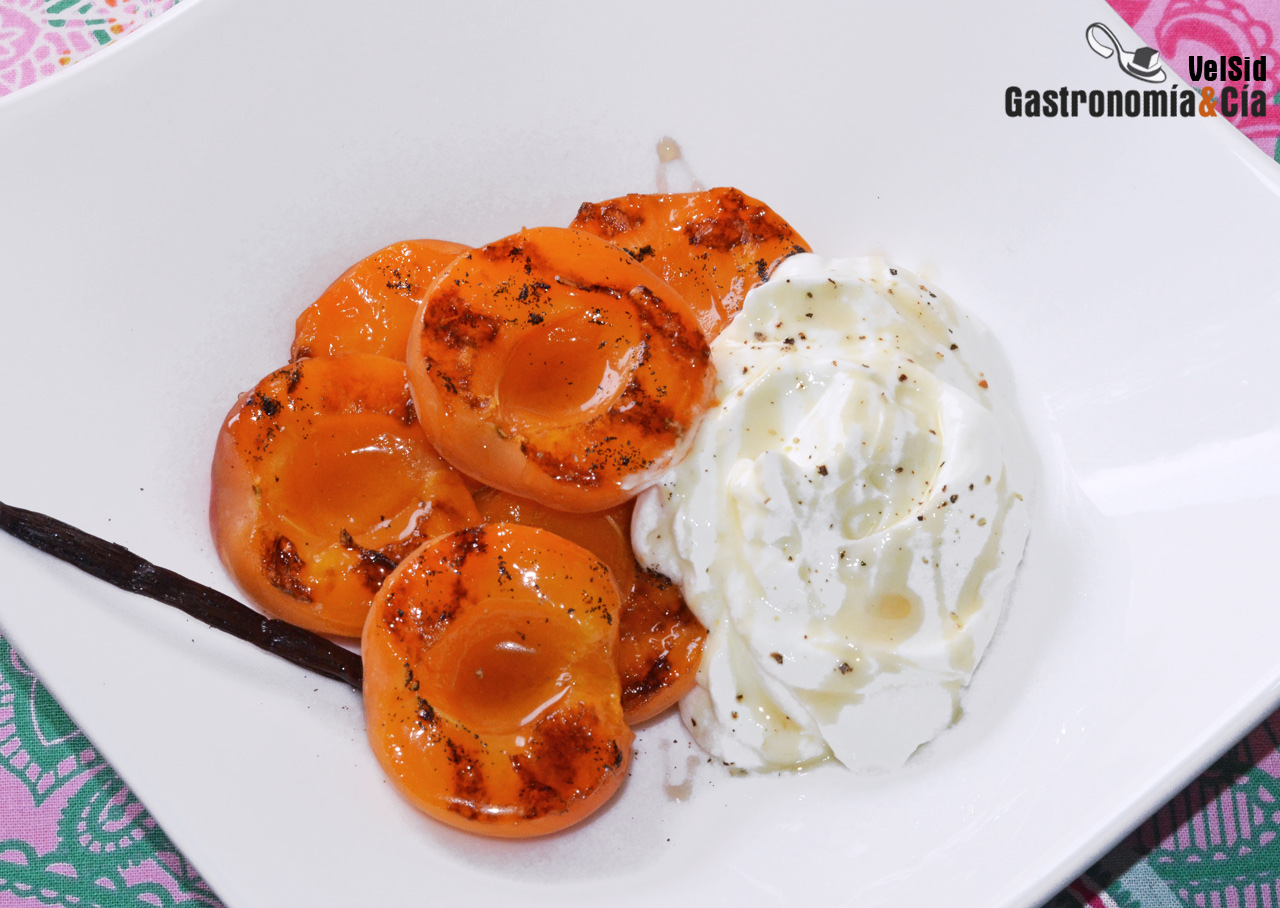 Albaricoques a la parrilla con skyr y sirope de arce