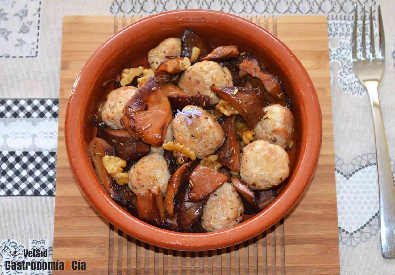 Albóndigas de pollo con níscalos y romero