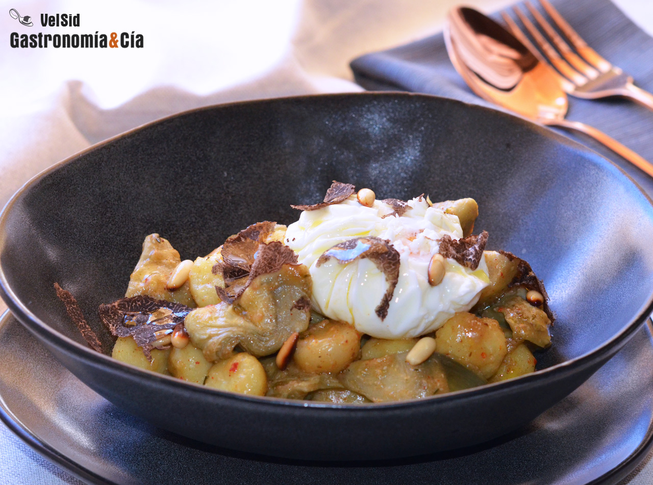 Alcachofas, ñoquis, huevo poché y trufa negra