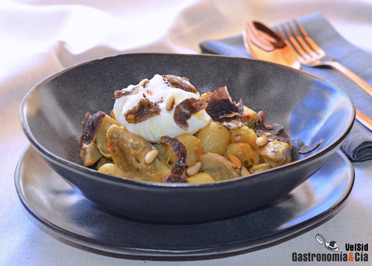 Alcachofas, ñoquis, huevo poché y trufa negra