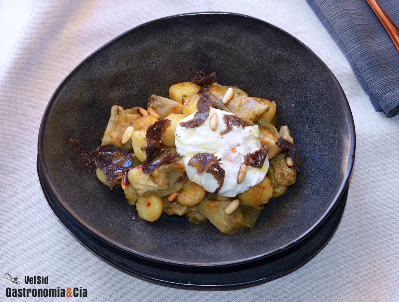 Alcachofas, ñoquis, huevo poché y trufa negra