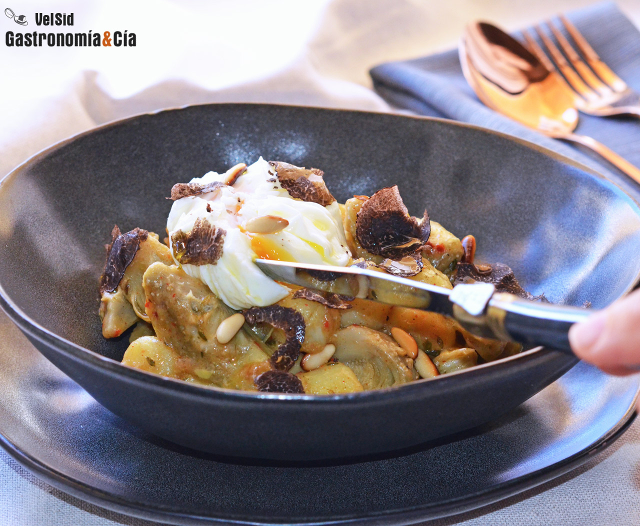 Alcachofas, ñoquis, huevo poché y trufa negra