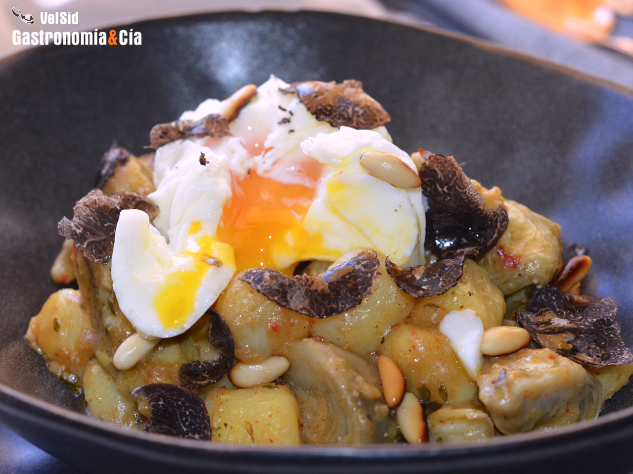 Alcachofas, ñoquis, huevo poché y trufa negra