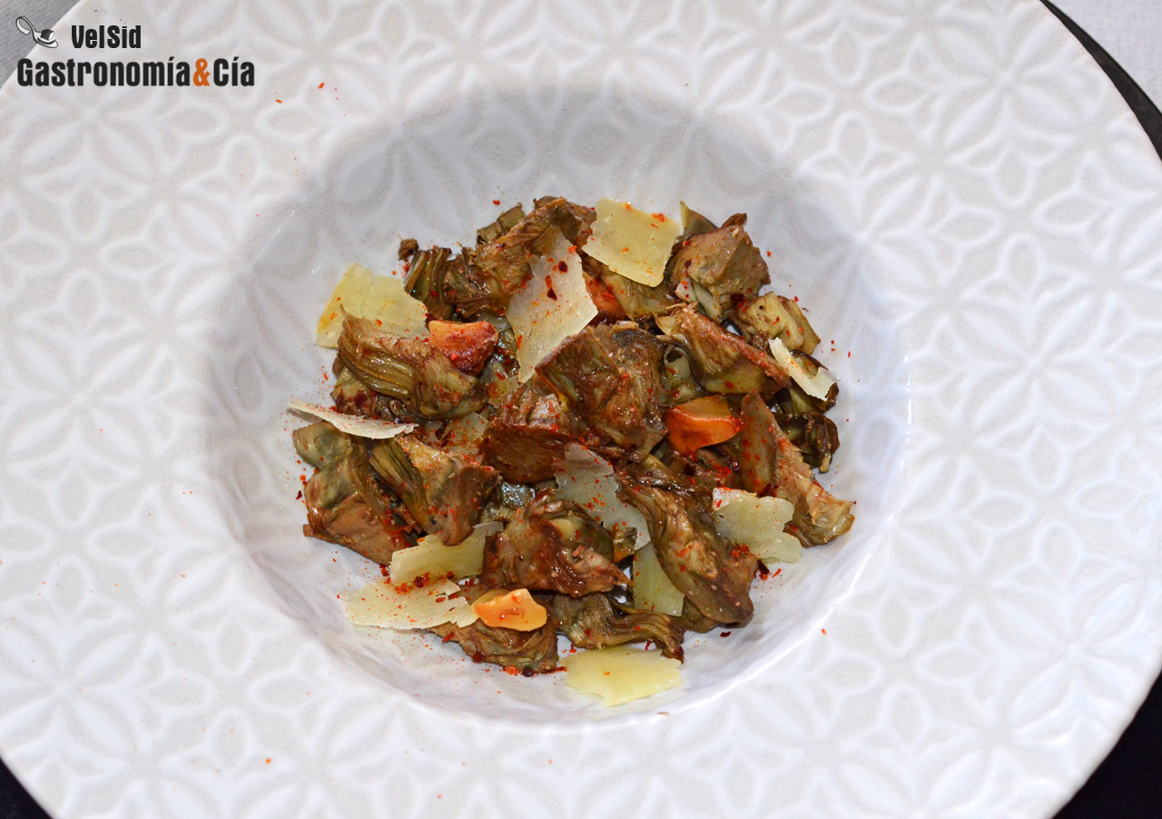 Alcachofas al cava con queso de oveja y ajo asado