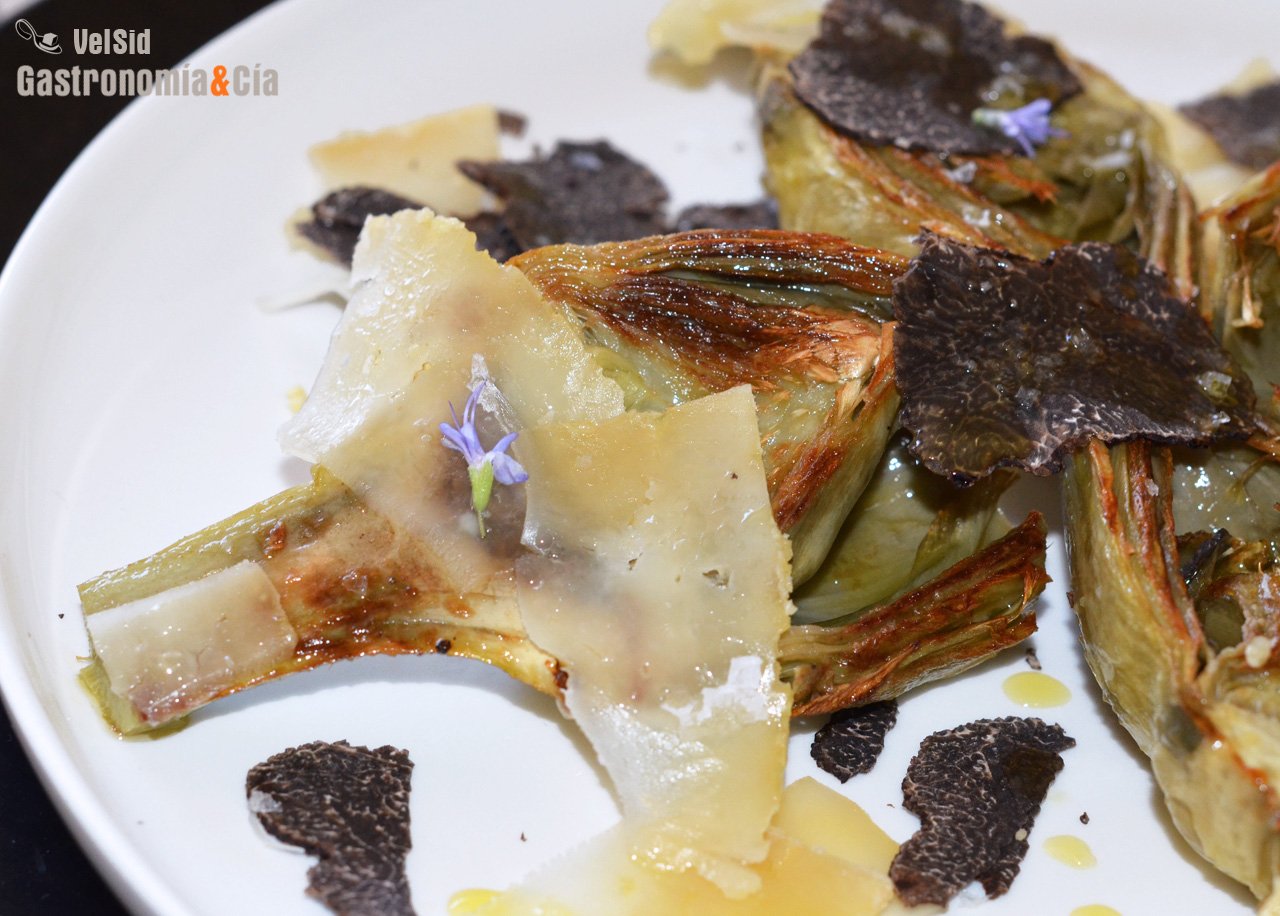 Alcachofas tostadas con queso viejo de cabra y trufa ne
