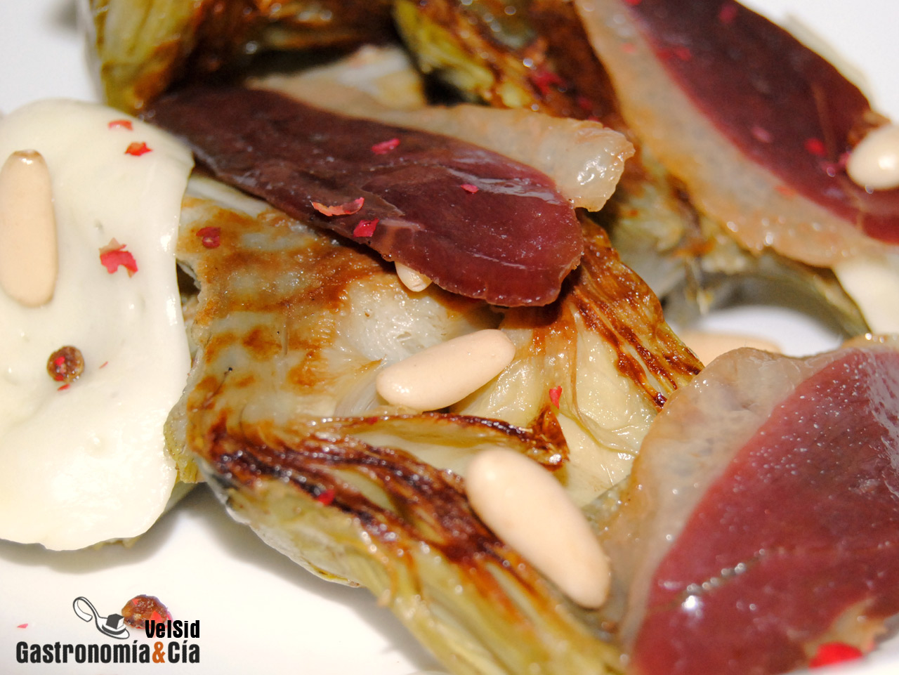 Alcachofas con jamón de pato y scamorza