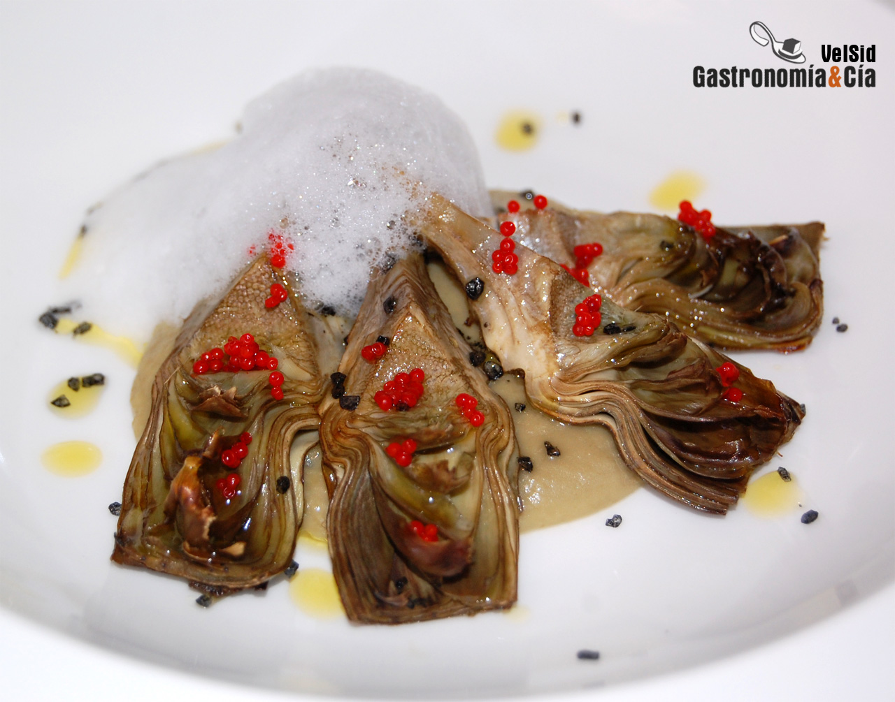 Alcachofas al papillote con su puré y aire de limón