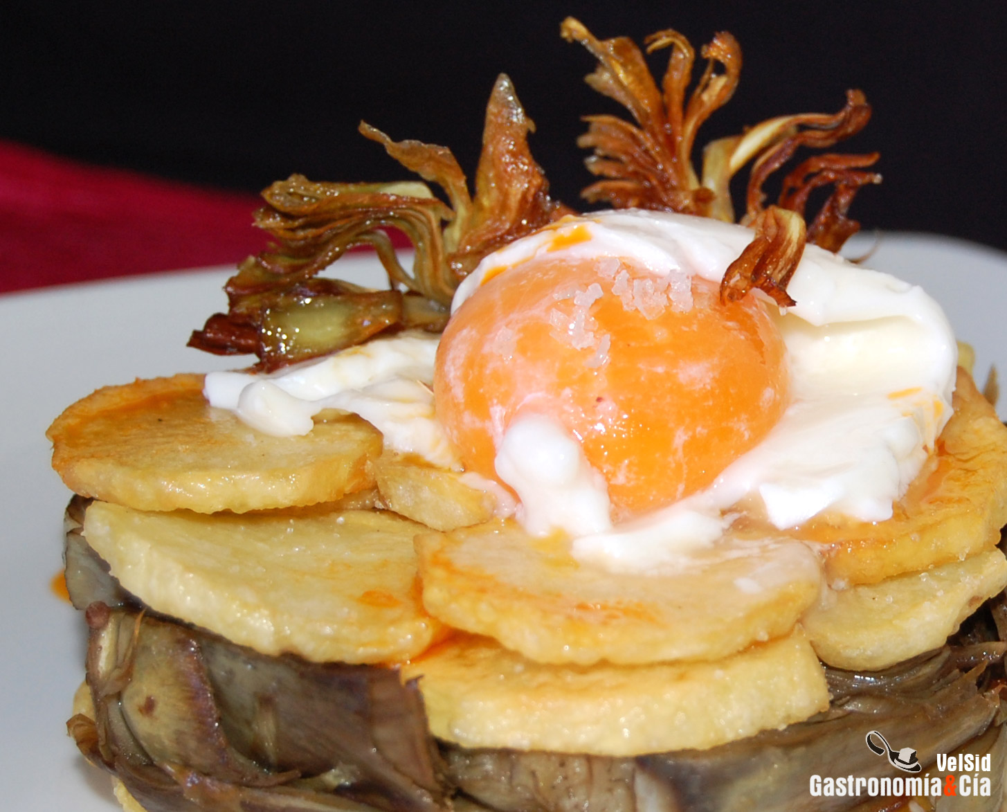 Milhojas de alcachofas y patatas con huevo mollet