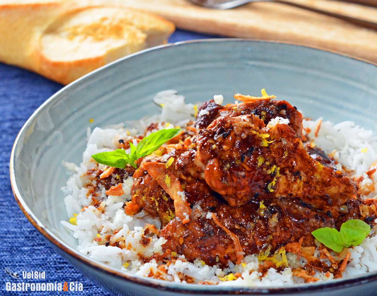 Alitas de pollo a la cazuela con albahaca, limón y ques