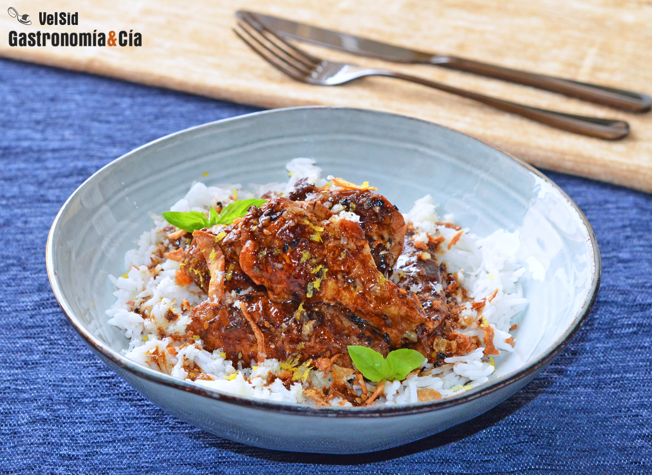 Alitas de pollo a la cazuela con albahaca, limón y ques