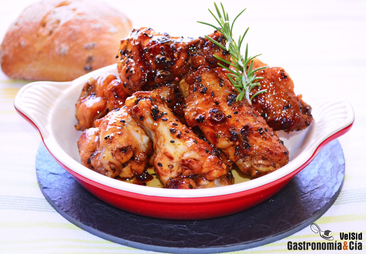 Alitas de pollo glaseadas con cerveza y miel