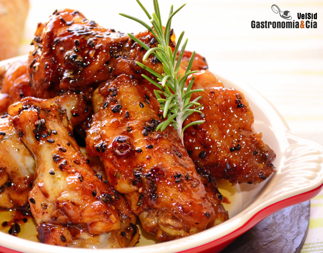 Alitas de pollo glaseadas con cerveza y miel