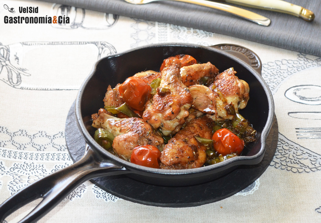 Alitas de pollo con pimientos y tomates cherry