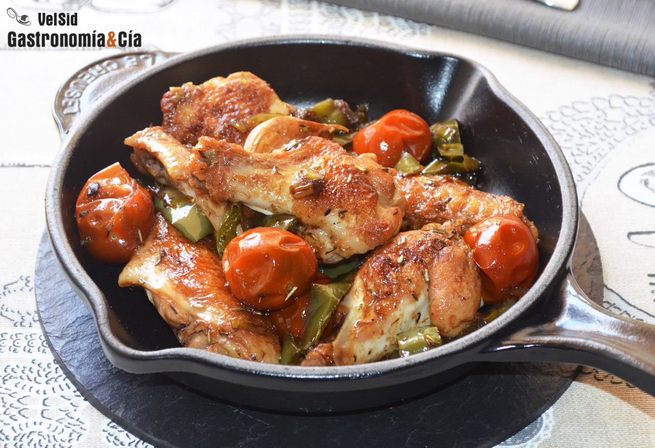 Alitas de pollo con pimientos y tomates cherry