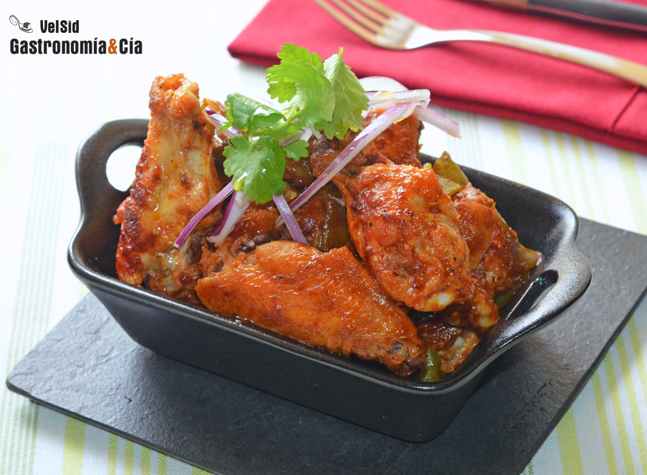 Alitas de pollo con tomate a las finas hierbas