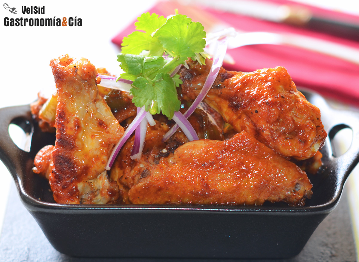 Alitas de pollo con tomate a las finas hierbas