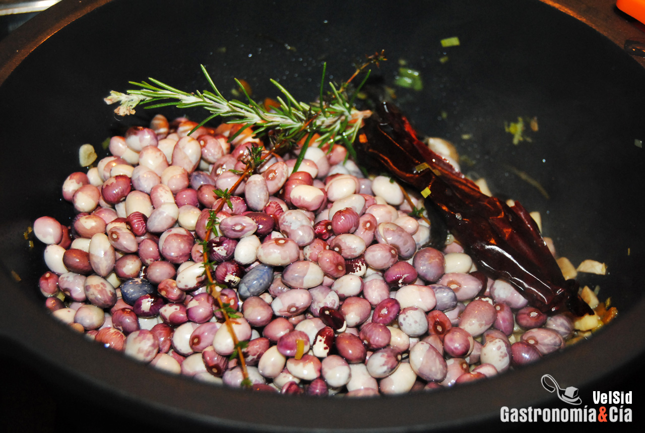 Receta de alubias con champiñones, trompetas y setas de