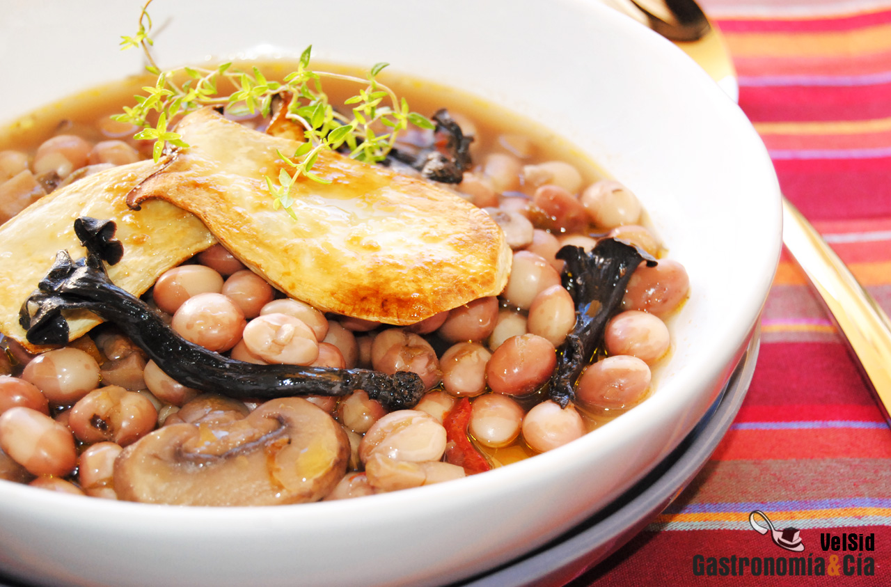 Receta de alubias con champiñones, trompetas y setas de