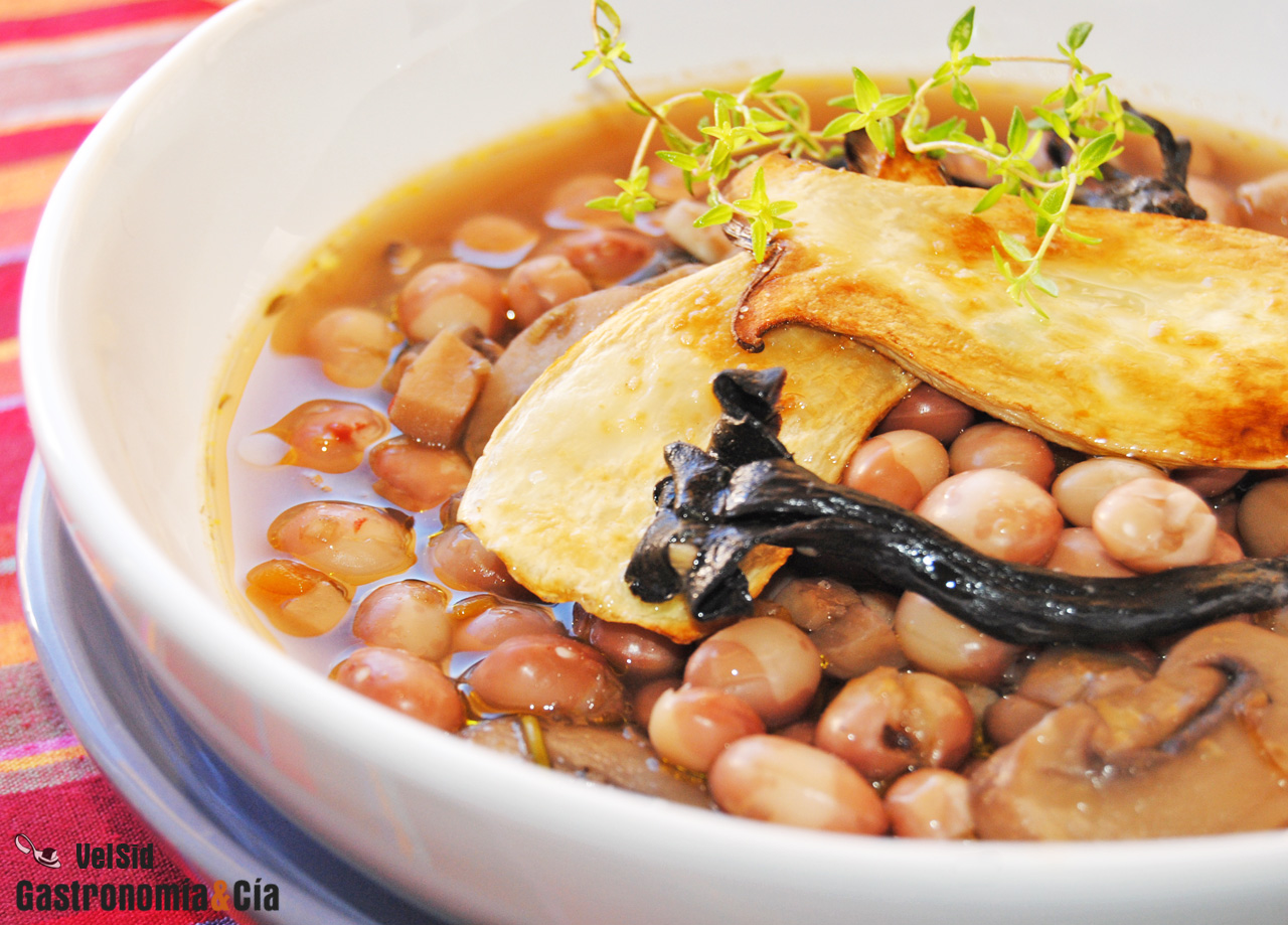 Receta de alubias con champiñones, trompetas y setas de