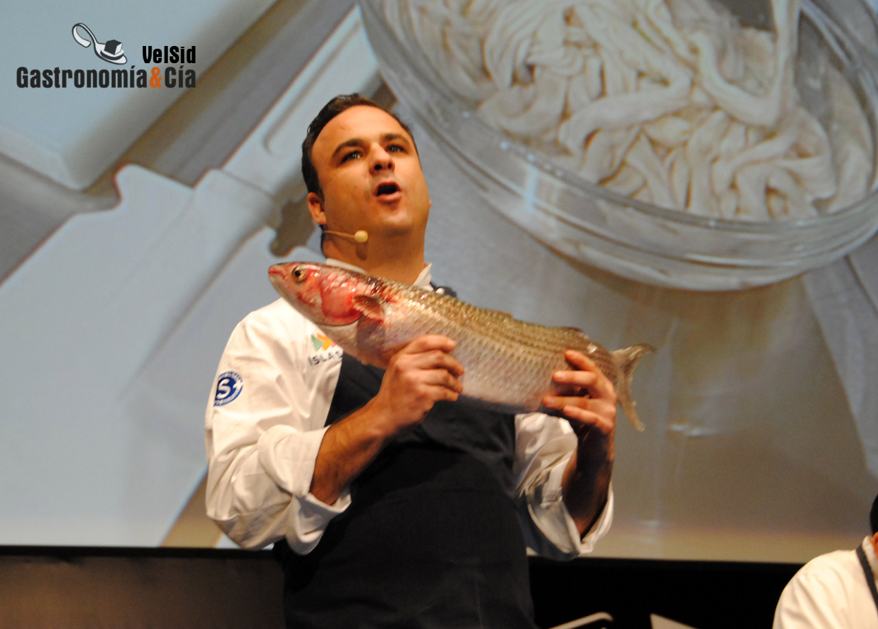 Un mújol, lisa o albur en manos de Ángel León se convie