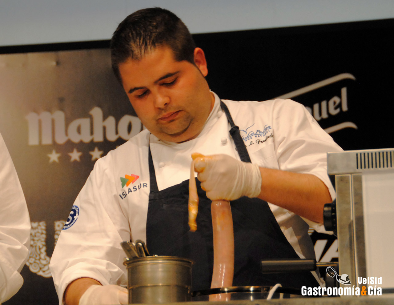 Preparando el embutido en el escenario de Madrid Fusión