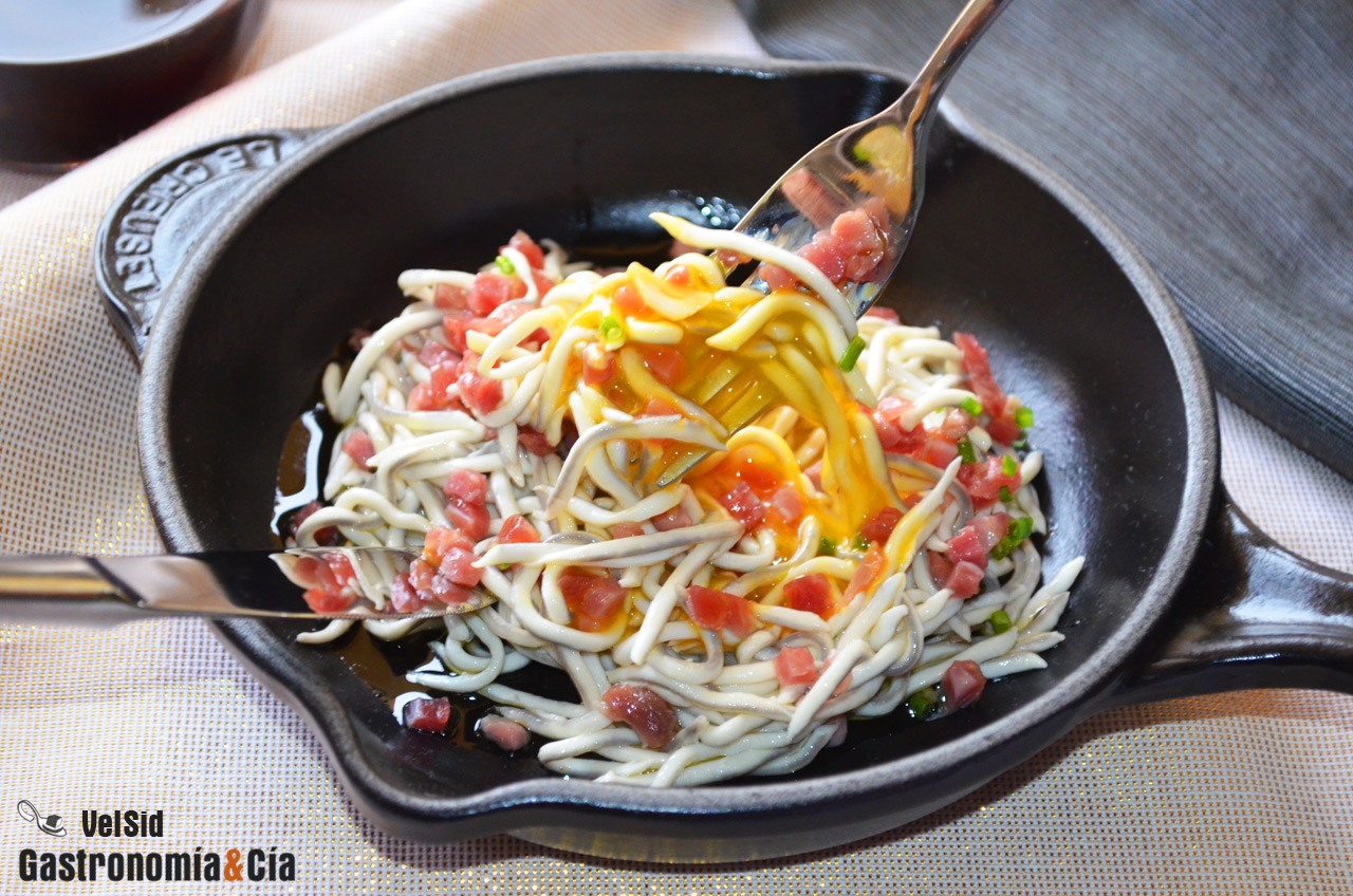 Anguriñas con jamón y huevo de corral