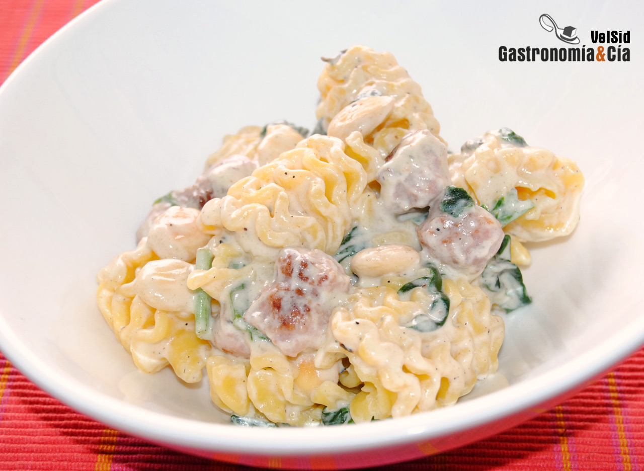 Pasta con salsa cremosa de espinacas, salchichas y alme