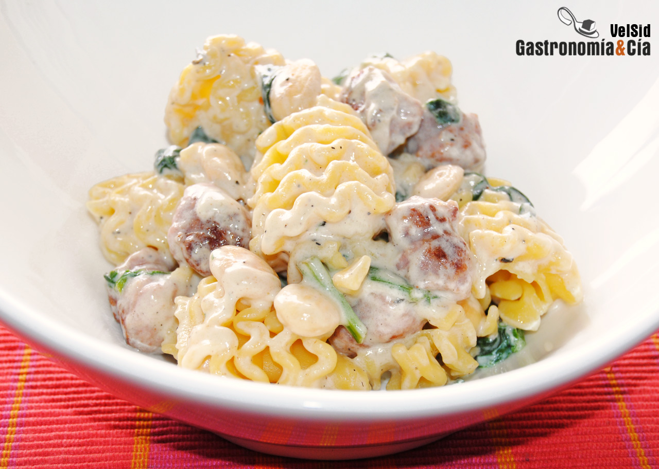 Pasta con salsa cremosa de espinacas, salchichas y alme