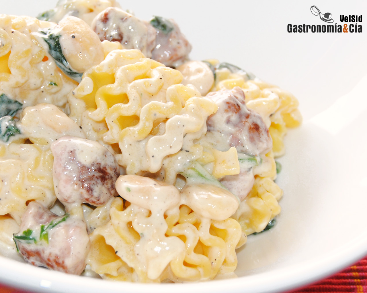 Pasta con salsa cremosa de espinacas, salchichas y alme