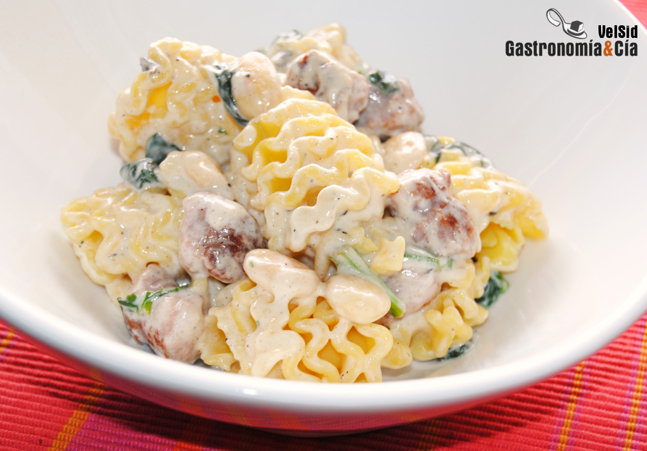 Pasta con salsa cremosa de espinacas, salchichas y alme