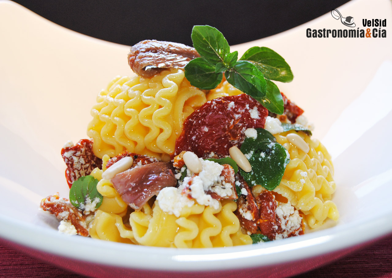 Armoniche con tomate seco, requesón y anchoas