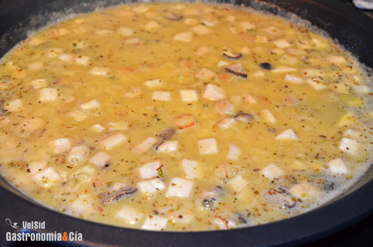 Arroz al azafrán con setas de cardo y piñones