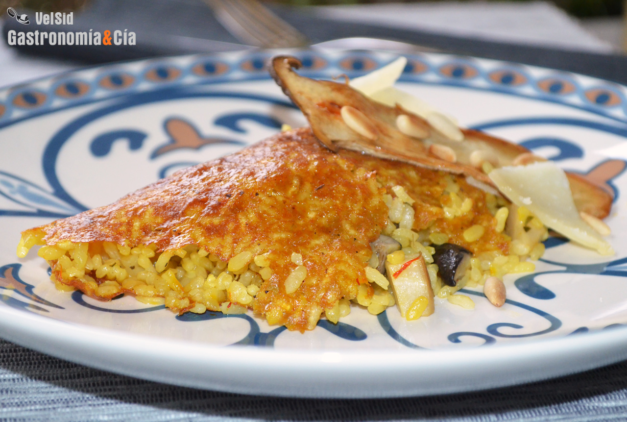 Arroz al azafrán con setas de cardo y piñones