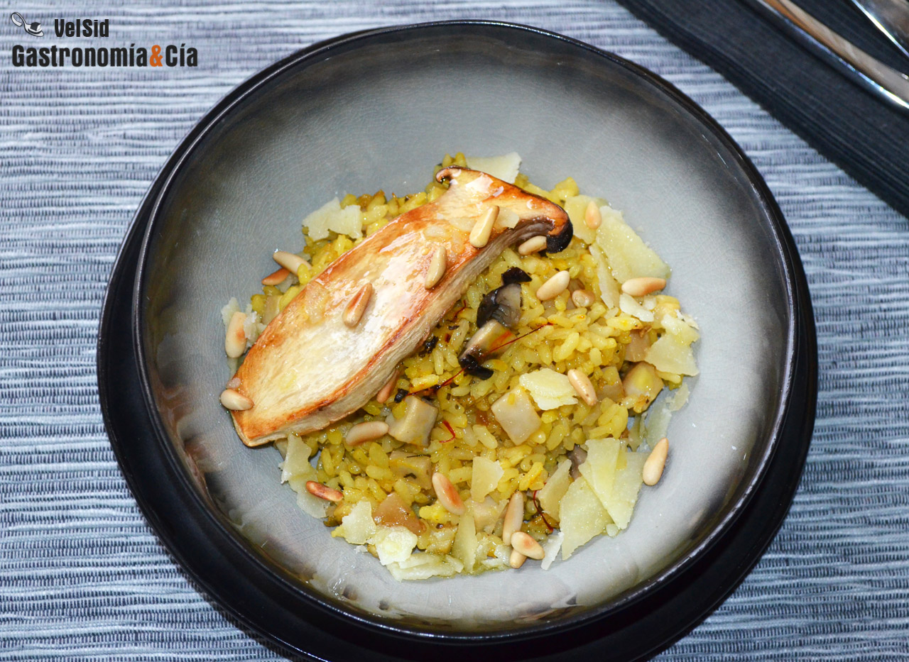 Arroz al azafrán con setas de cardo y piñones