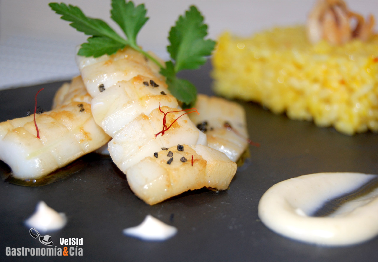 Arroz al azafrán con sepia y mayonesa de wasabi