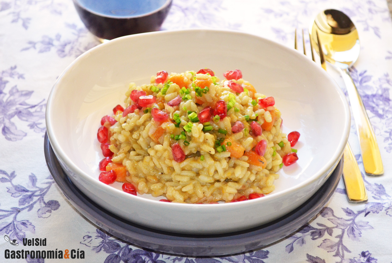 Arroz cremoso con calabaza, queso azul y granada