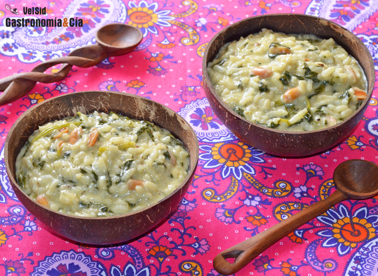 Arroz cremoso de curry verde con espinacas y cacahuetes