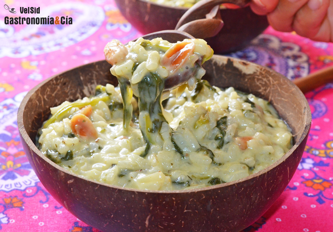 Arroz cremoso de curry verde con espinacas y cacahuetes