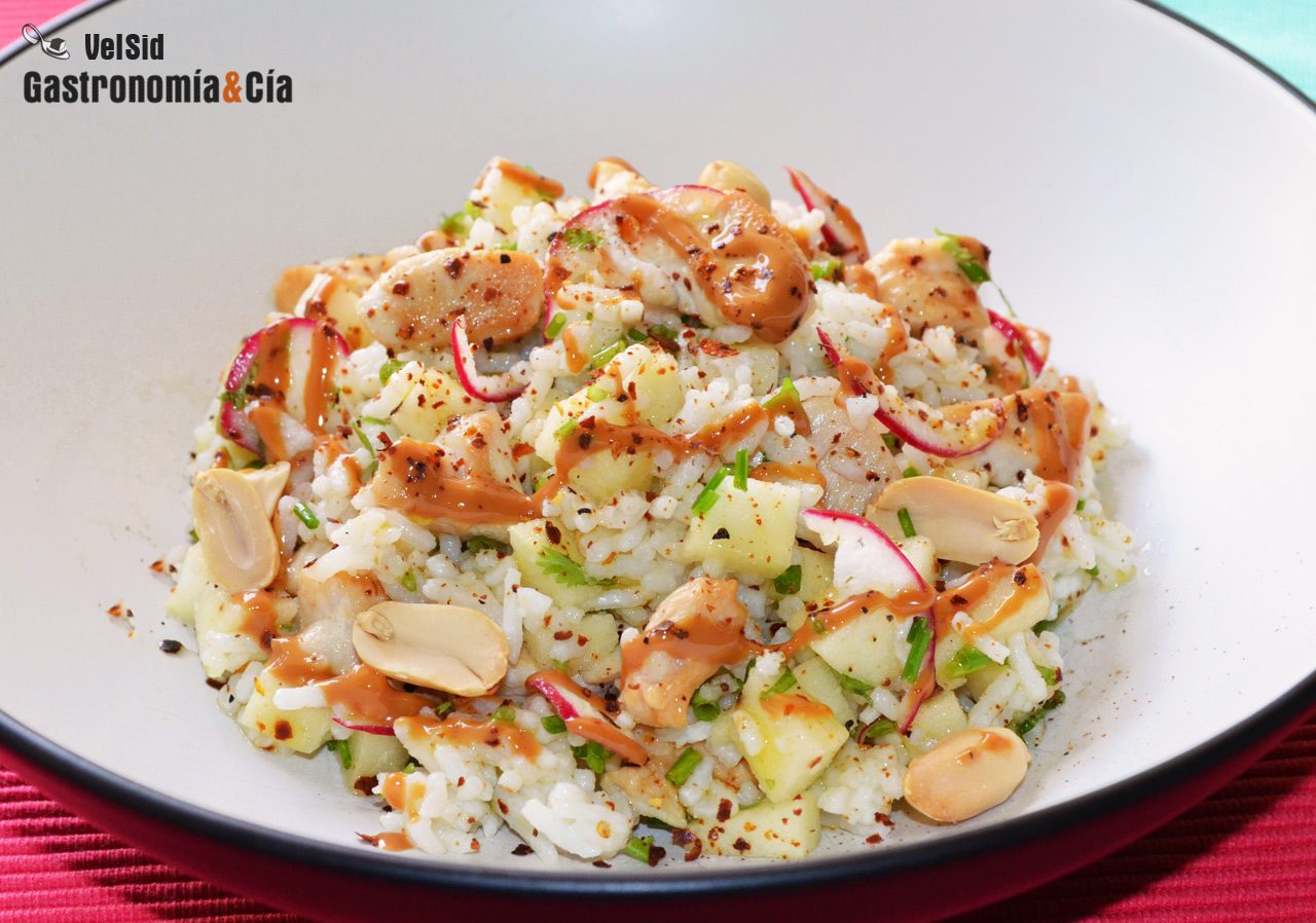 Ensalada de arroz con pollo, manzana y cacahuete