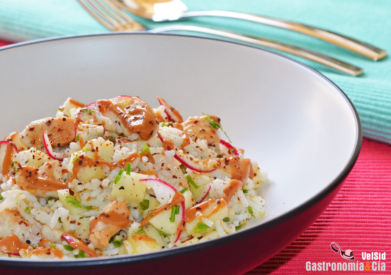 Ensalada de arroz con pollo, manzana y cacahuete