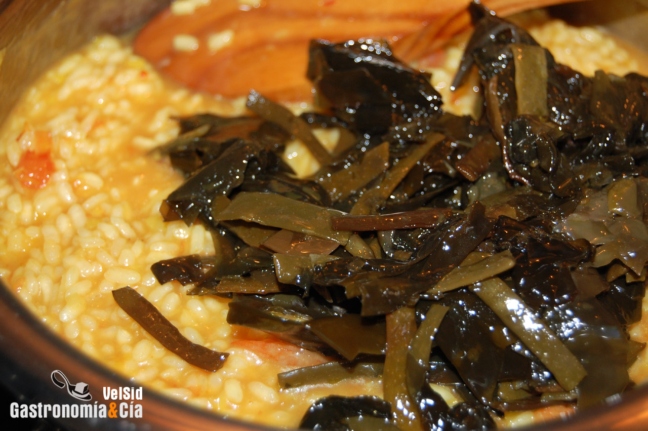 Arroz con gambas y algas