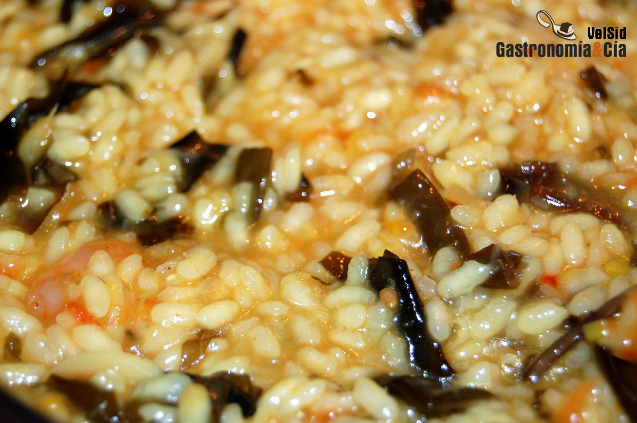 Arroz con gambas y algas