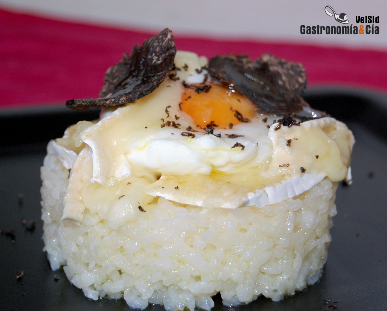 Arroz con huevo trufado y queso brie