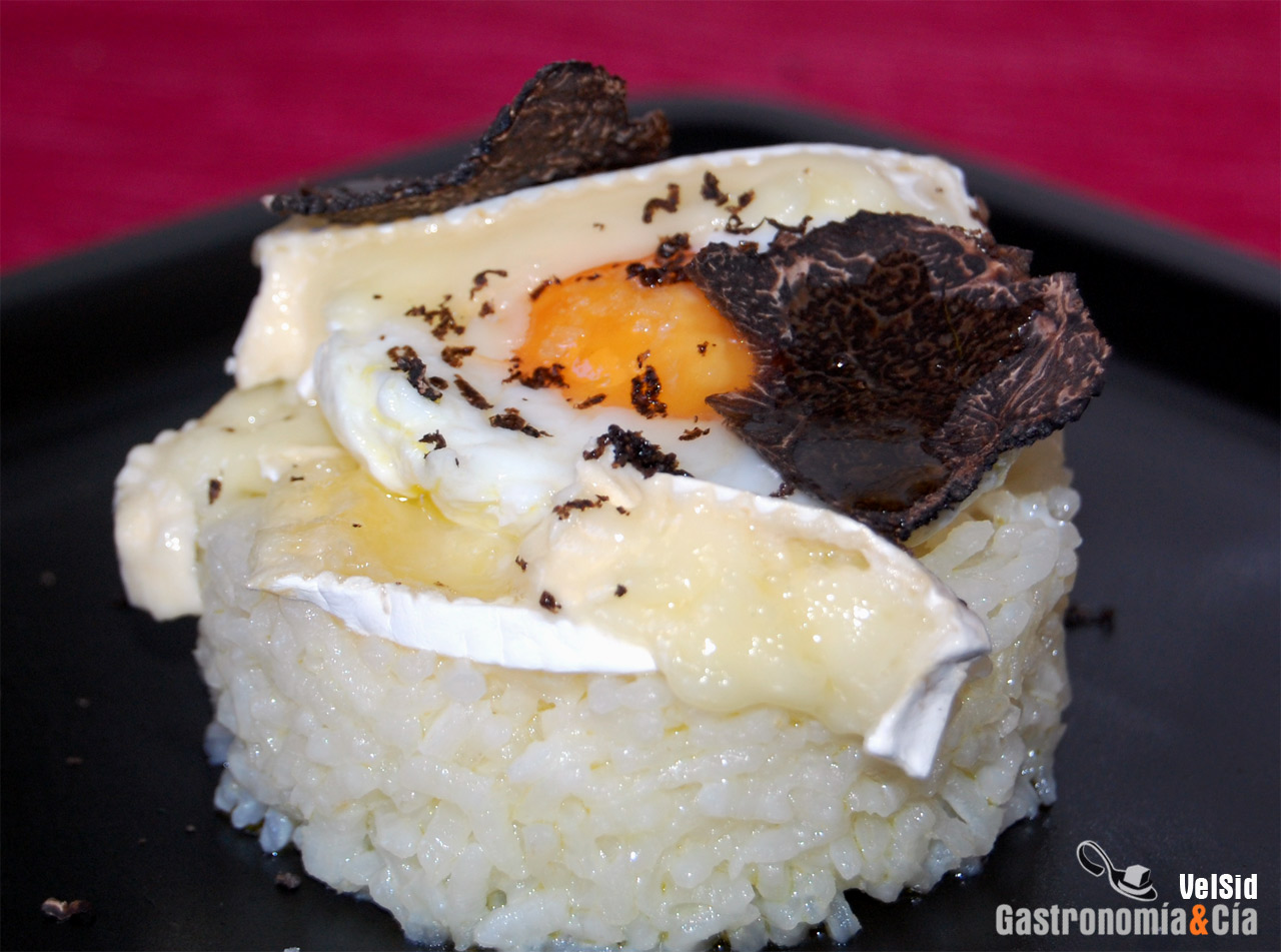 Arroz con huevo trufado y queso brie