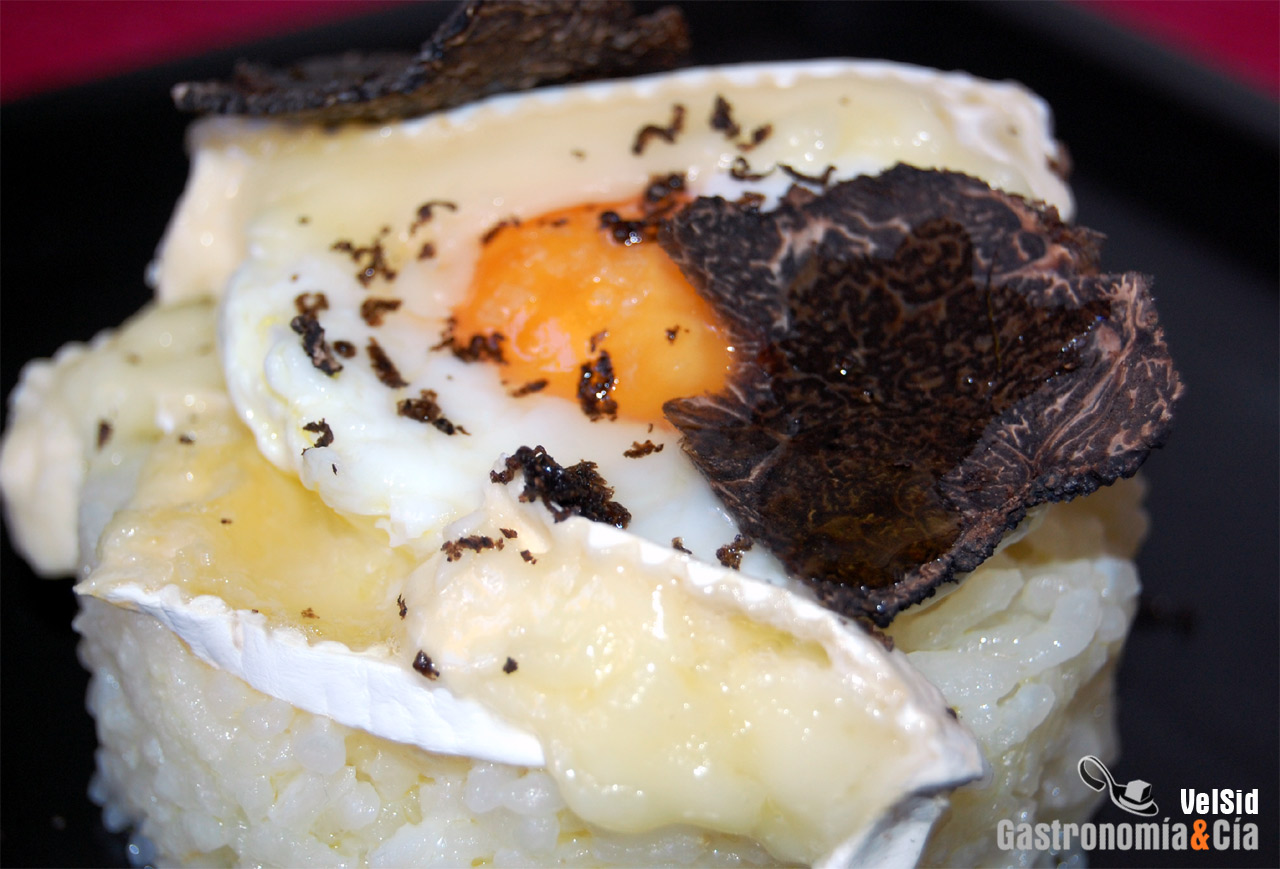 Arroz con huevo trufado y queso brie