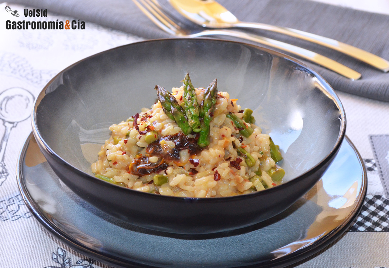 Arroz meloso con espárragos y queso de cabra