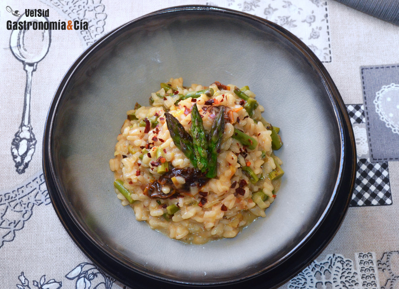 Arroz meloso con espárragos y queso de cabra