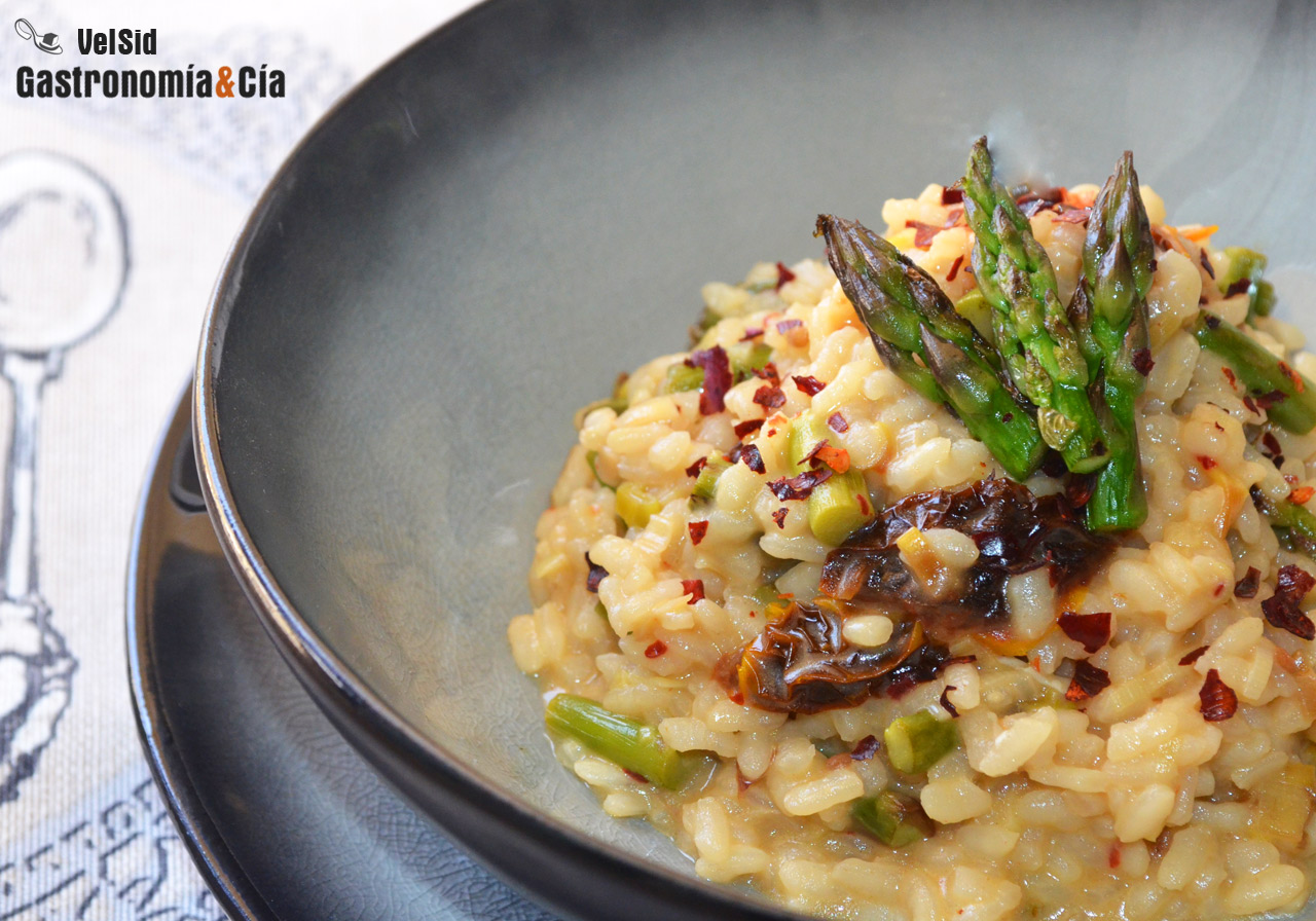 Arroz meloso con espárragos y queso de cabra