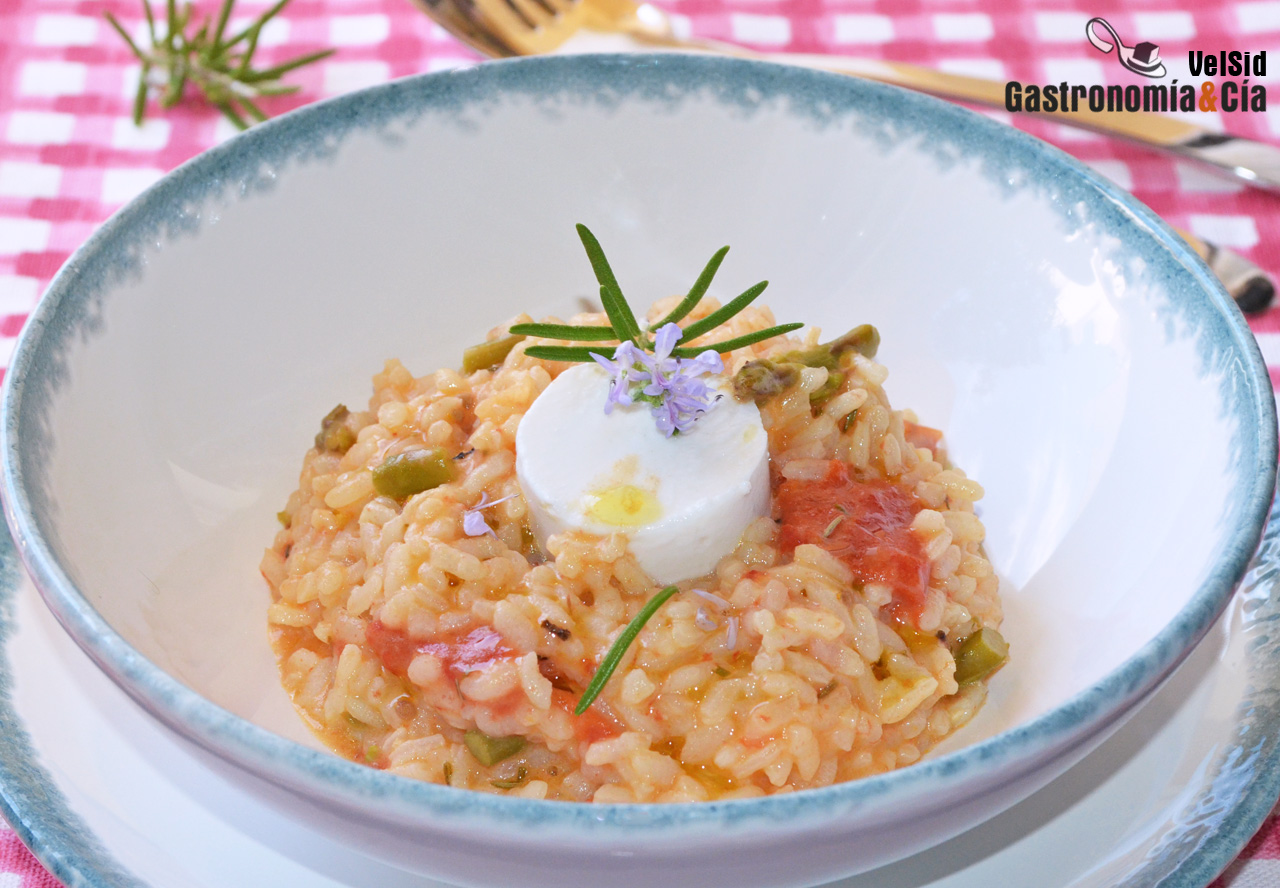 Arroz meloso con tomate, queso de cabra y romero