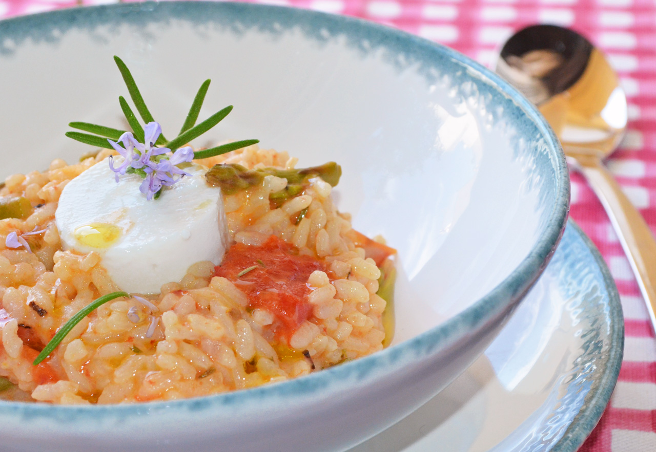 Arroz meloso con tomate, queso de cabra y romero